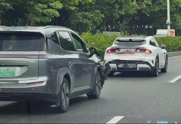 至德投资 小米YU7上市后首撞：被后车追尾